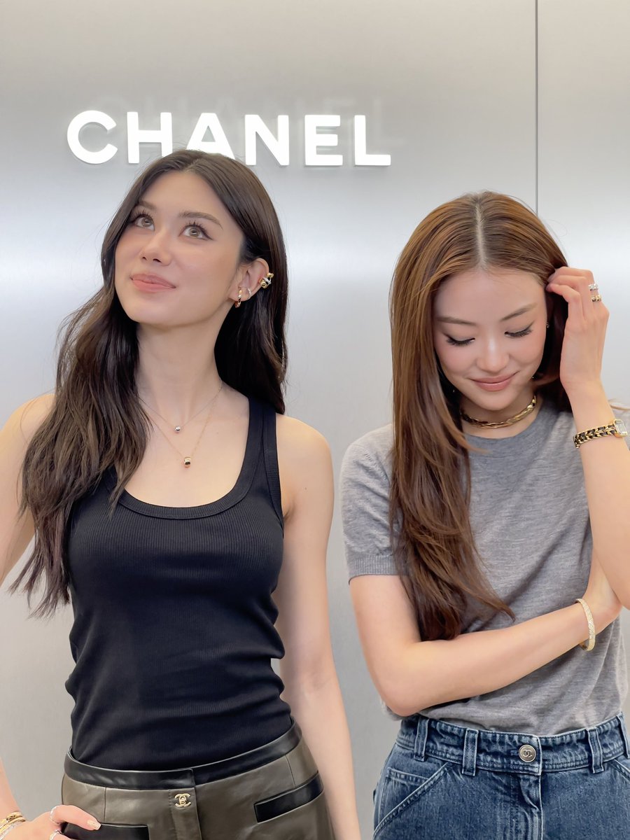 PopPlanet_'s tweet image. Lena and Miu Dazzle at Chanel Coco Crush Pop-Up in Bangkok 

LENAMIU COCO CRUSH CHANEL
#CHANELxLenaMiu
#LenaMiu #ลีน่าหมิว