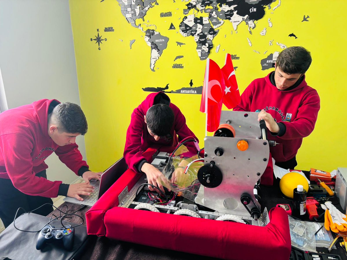 Hakkâri’den Ulusal Arenaya Hazırlık!
Hakkâri Mehmet Âkif Ersoy Anadolu İmam Hatip Lisesi öğrencileri, sıfırdan geliştirdikleri "KitBot" ile İstanbul’daki ulusal robot yarışmasına hazırlanıyor. Bezoar Robotics ekibi, Hakkâri’yi teknolojide en iyi şekilde temsil etmeyi hedefliyor.