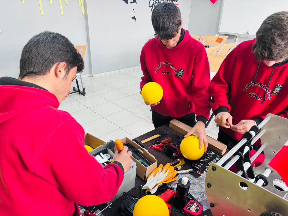 meb_dinogretimi's tweet photo. Hakkâri’den Ulusal Arenaya Hazırlık!
Hakkâri Mehmet Âkif Ersoy Anadolu İmam Hatip Lisesi öğrencileri, sıfırdan geliştirdikleri "KitBot" ile İstanbul’daki ulusal robot yarışmasına hazırlanıyor. Bezoar Robotics ekibi, Hakkâri’yi teknolojide en iyi şekilde temsil etmeyi hedefliyor. 🚀