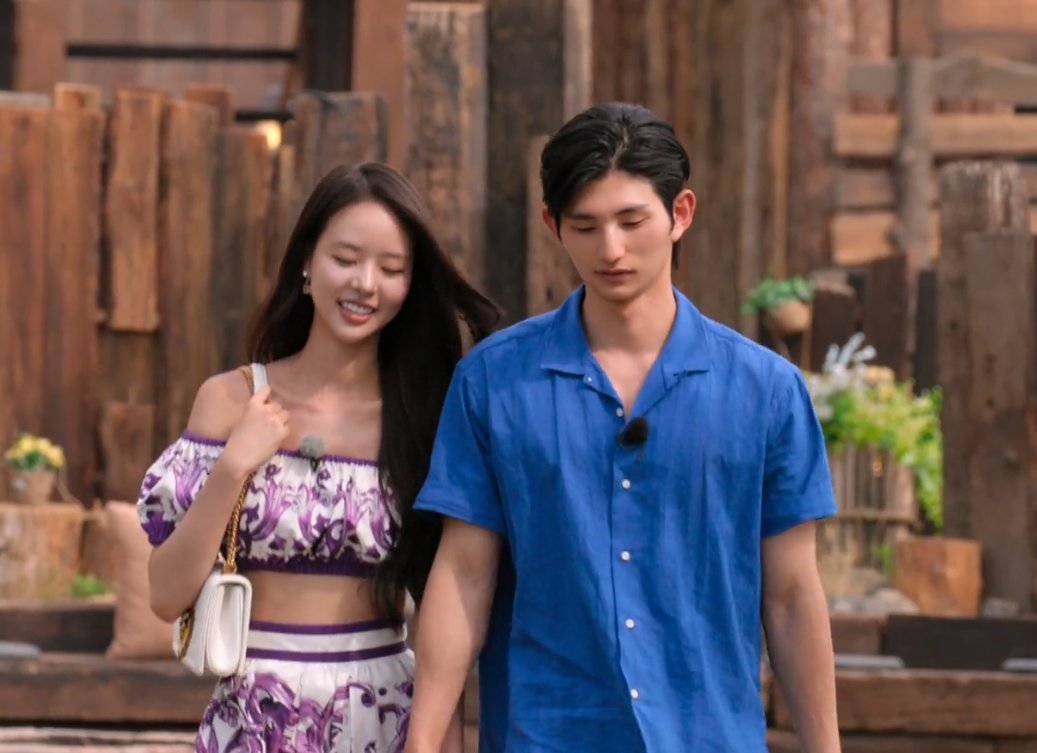sojuuline's tweet photo. heesun had the chance to do the funniest thing ever AND SHE TOOK IT

honestly you can tell half of that island are fed up with that girls behavior she fucked around and shes finding out

#singlesinferno5 https://t.co/UxIkOh5iL0