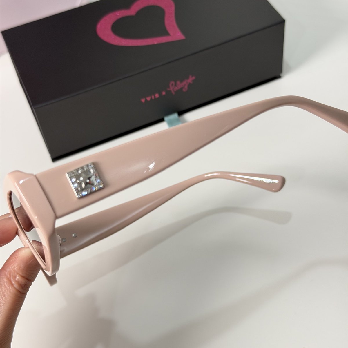 เคาะมากก Yvis Shades X Paloy H. แว่นกันแดดสวยแบบตะโกน ทรงคือสวยแบบไม่เหมือนใคร สีที่เราเลือกมาเป็นสี Ballet Pink น่ารักมากกก #yvis