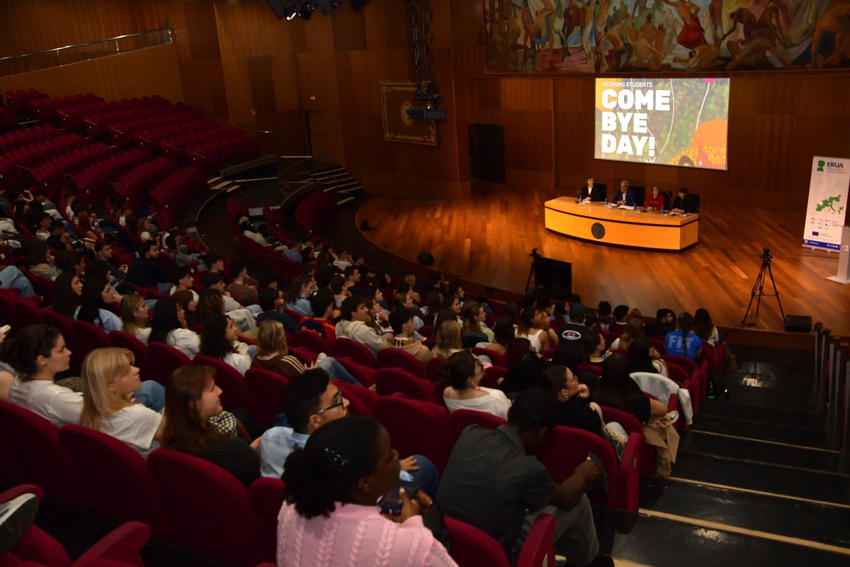 📚Ayer dimos la bienvenida en la <a href="/ULPGC/">ULPGC</a> a 315 estudiantes que eligieron Gran Canaria para continuar su formación.

Desde <a href="/GranCanariaJven/">Gran Canaria Joven</a> defendemos una juventud conectada, diversa y con oportunidades. Por eso financiamos becas #Erasmus+ y #SICUE.

Welcome to paradise, enjoy it!
