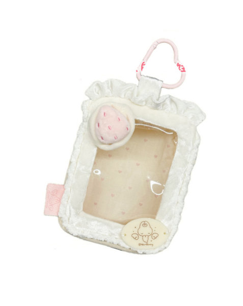 『NotBunny ホワイトストロベリーケーキ ぬいぐるみポーチ』

前面が透明な窓になっているため、中に入れたお気に入りのぬいぐるみをいつでも眺めることができます！
便利なカラビナ付きで、カバンに簡単に取り付け可能。
10cmぬいぐるみ用のポーチです✨
goodslog.info/47816/

🗓️4月発売