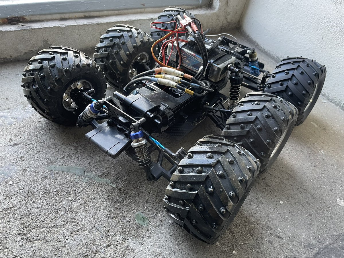 soraripipijiji's tweet image. tl6

WR-02モンスタースパイクタイヤ ソフトとコングヘッドホイールが手に入ったのでシャーシはコンプリート！

もはや、パッと見では前後がどっちかわからんww

いや、元々tl系は前後わかりにくいか…

#tl01
#6輪
#コングヘッド
#タミヤ