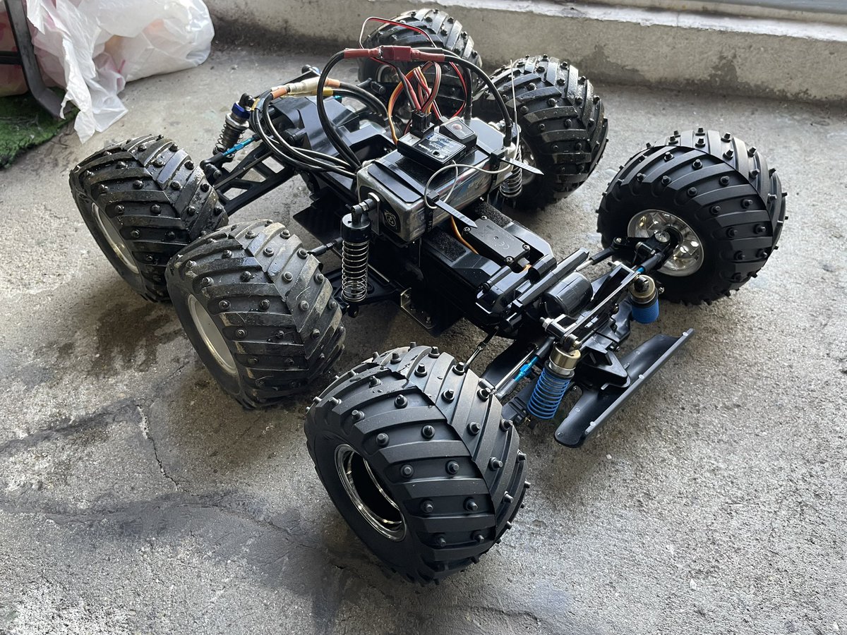 soraripipijiji's tweet image. tl6

WR-02モンスタースパイクタイヤ ソフトとコングヘッドホイールが手に入ったのでシャーシはコンプリート！

もはや、パッと見では前後がどっちかわからんww

いや、元々tl系は前後わかりにくいか…

#tl01
#6輪
#コングヘッド
#タミヤ