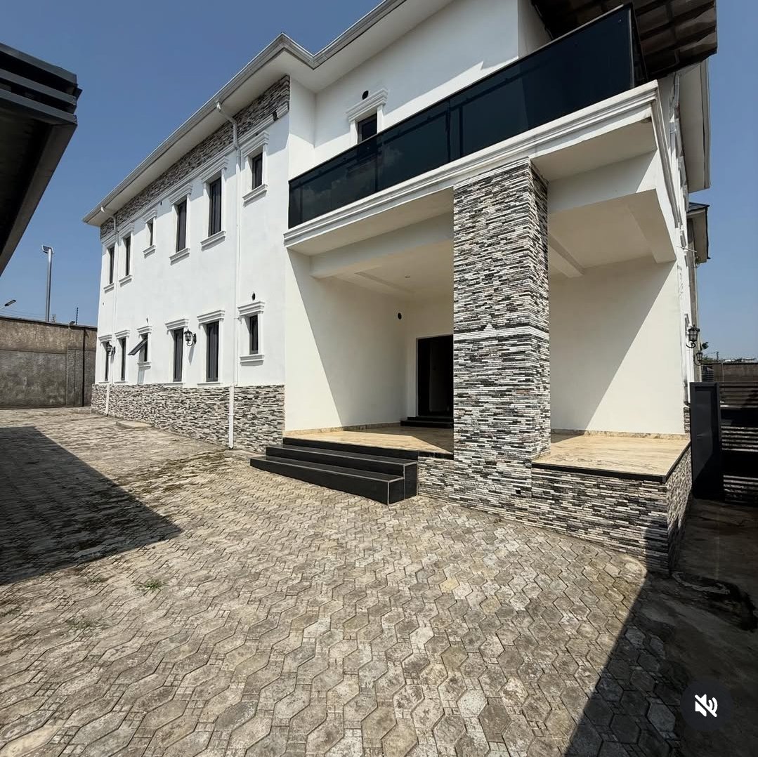 RealtyStoke's tweet photo. 5 Bedroom  semi- detached duplex  with 1 room  Bq for  sale .
2 living rooms -En-suite rooms Fitted Kitchen - Dinning area -Guest toilet  - Pantry - - Laundry room -  Walk-in closet -

Price Guide : # 600  Million  Naira 
Location: Asokoro Abuja 

NB: Furnictures inclusive https://t.co/B1xyxkoAgT