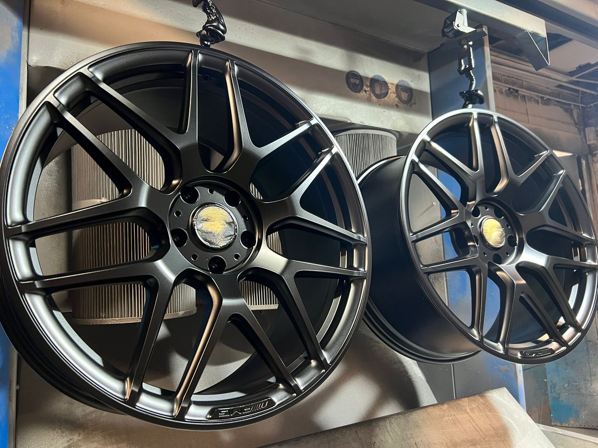 Treadmarkltd's tweet photo. Freshly powder coated alloys, finished in a clean satin black with matching centres.
Proper prep, quality coating, and a durable finish that lasts.

📞 Book your wheel refurb today with Treadmark Wheels &amp; Tyres

#PowderCoating #AlloyWheelRefurb #SatinBlackWheels #WheelRefurb https://t.co/Qp4Rx2TRm0