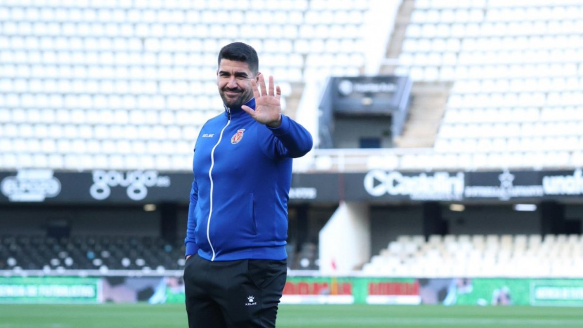 Fc Cartagena : Raúl Guillén 
Fc Cartagena B: José Pérez (Popy) 
<a href="/A_Arribas5/">Alejandro Arribas</a> Si no eres uno de ellos, confía en ellos...Son de la casa...Si no se le da la oportunidad no lo sabemos...Ellos conocen la casa, mejor que tú,te ayudarán a mejorar
Es lo que necesitas
Yo lo tendría claro.