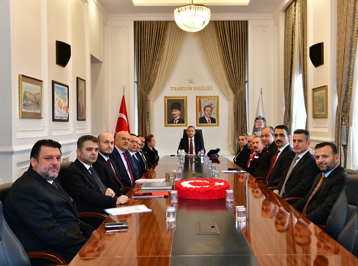 TrabzonValilik's tweet photo. Vali Tahir Şahin, ilimizde görev yapan kurum müdürleriyle bir araya gelerek değerlendirme toplantısı gerçekleştirdi.

Toplantıda yürütülen çalışmalar ele alınırken, kurumlar arası koordinasyon ve iş birliğinin güçlendirilmesine yönelik konular görüşüldü. https://t.co/tbi86THGnV