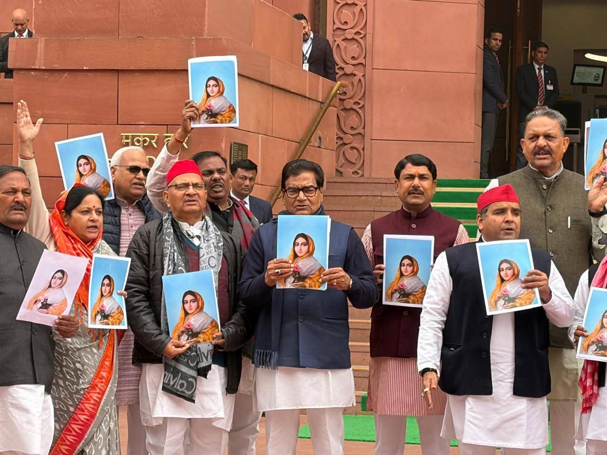 लोकमाता देवी अहिल्याबाई होल्कर द्वारा निर्मित मणिकर्णिका घाट, मणि चबूतरा तथा उनसे जुड़ी ऐतिहासिक प्रतिमाएँ आज मलबे में पड़ी हैं। यह केवल ईंट-पत्थरों का ढेर नहीं, बल्कि काशी की अनादि परंपरा, सनातन आस्था और हमारी समृद्ध सांस्कृतिक विरासत पर आघात है।

#SamajwadiParty #SaveHeritage