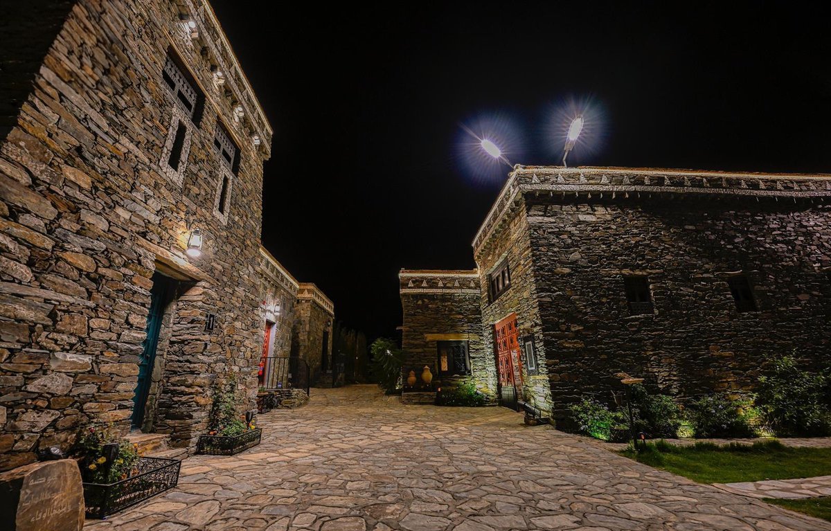 saudiah12ii's tweet image. عمارة جبال السراة الطائف والباحة، بناء حجري اعلاه اشكال مثلثات بحجر ابيض