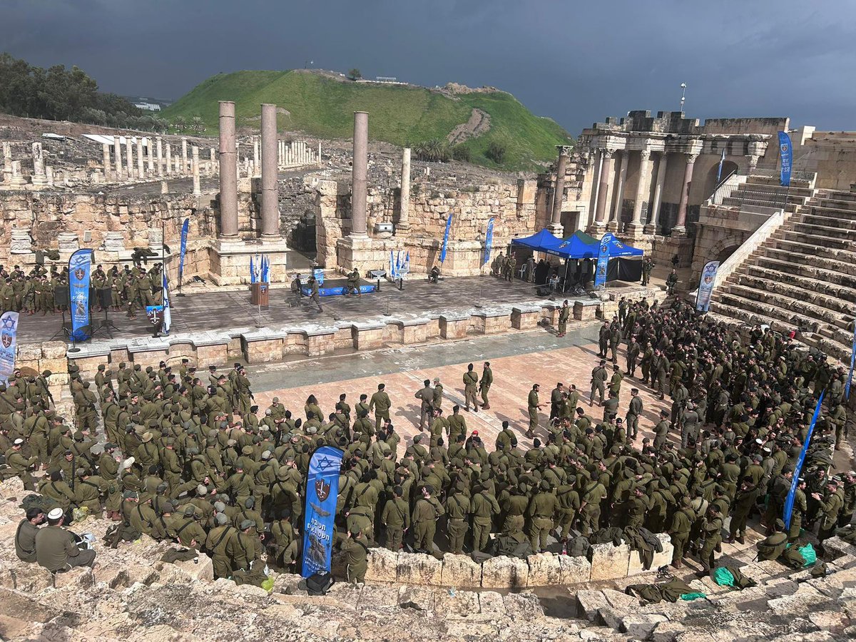 shilofreid's tweet image. מח"ט החשמונאים היוצא אבינועם אמונה בטקס חילופי מפקדים: הרוח המניעה אותו בכל מהותו זו התורה הקדושה וירושלים, אנו החשמונאים נילחם מכוחה ובעבורה, בעבורה ומכוחה. זהו המקור הנצחי המבטיח נצחיות עמנו היקר והקדוש".