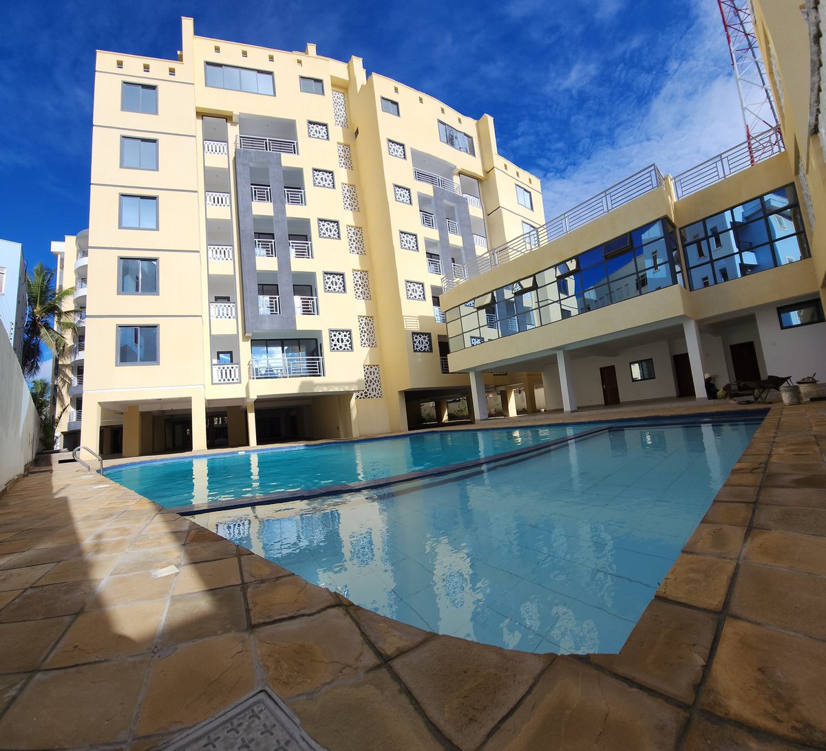 Studio apartment in Nyali 🌴
✔ Pool
✔ AC
✔ Parking
✔ Balcony
✔ Wi-Fi
✔ Walk to beach &amp; malls
Comfort, convenience &amp; coastal vibes 💙
DM to book.
#Nyali #Mombasa #BeachStays #KenyaTravel #AirbnbNyali