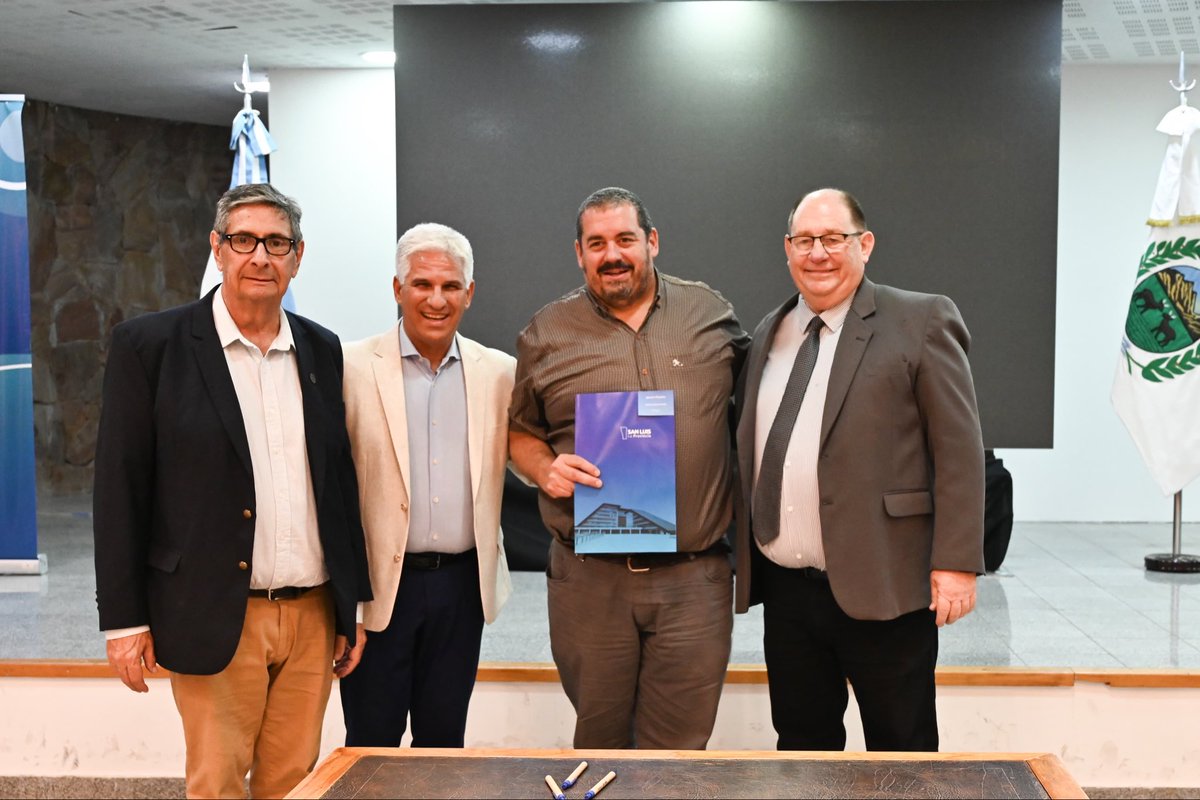 claudiojpoggi's tweet photo. Ayer suscribimos el Acuerdo de Cooperación con 37 Intendentes para la “Mano de Obra” del Plan de VIVIENDAS de AUTOCONSTRUCCION ASISTIDA. Dimos un paso más en la concreción de la Vivienda propia del Plan Habitacional Tenemos Futuro. 👏👏 https://t.co/hbxCRfM0fw