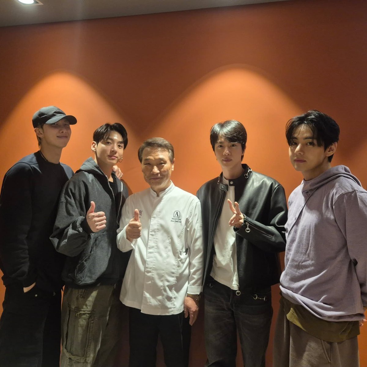 btschartsdailyc's tweet image. [INFO] #BTS #RM, #Jin, #V &amp;amp; #Jungkook with Chef Hou!

"together with the global ⭐⭐⭐⭐
I’m a fan too"

instagram.com/p/DUSxGe_Dxw7/…