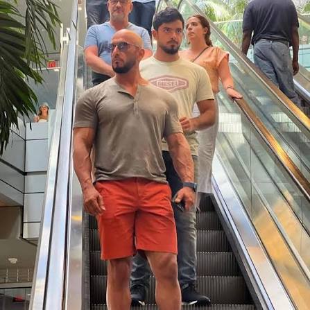 <a href="/mes_alshamsi/">مشعل الشامسي</a> أحد يخبر الشمسيه ذا 
رئيس USA كان حاضر بقاعة سينمائية لمشاهدة فيلم عن زوجته ومعالي باباي
التراي والباي وسكس باك أبن بطي
نشب وحجز مقعد قريب منه

اذ اعتاد فريق ترامب ع بيع المقاعد
باسعار تبدأ من ٢ مليون دولار
+ تسعيرة للحديث
+ للتصوير معه

أشوى ما جاهم
بالشورت البمبي
ولا تركواز😂