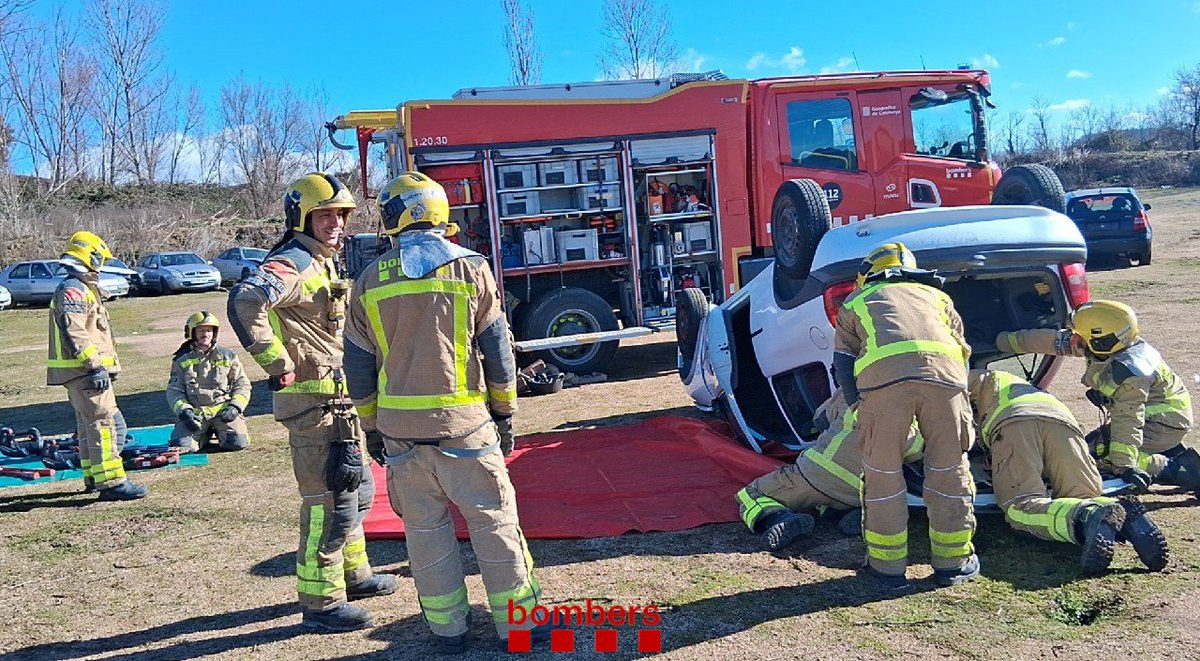 bomberscat's tweet photo. Els parcs #RECentral #Bomberscat de Vic i Torelló fan avui pràctiques d'excarceració en accidents de trànsit. La formació contínua és imprescindible per prestar el millor servei a la ciutadania https://t.co/RrCM4XokcH