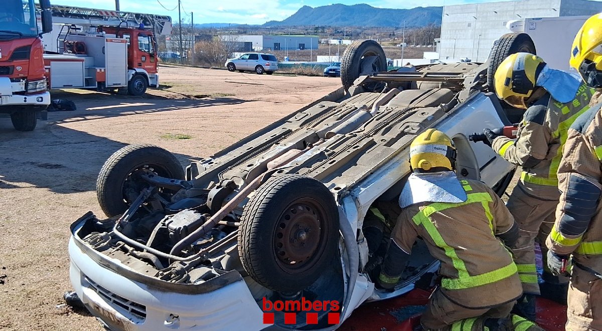 bomberscat's tweet photo. Els parcs #RECentral #Bomberscat de Vic i Torelló fan avui pràctiques d'excarceració en accidents de trànsit. La formació contínua és imprescindible per prestar el millor servei a la ciutadania https://t.co/RrCM4XokcH