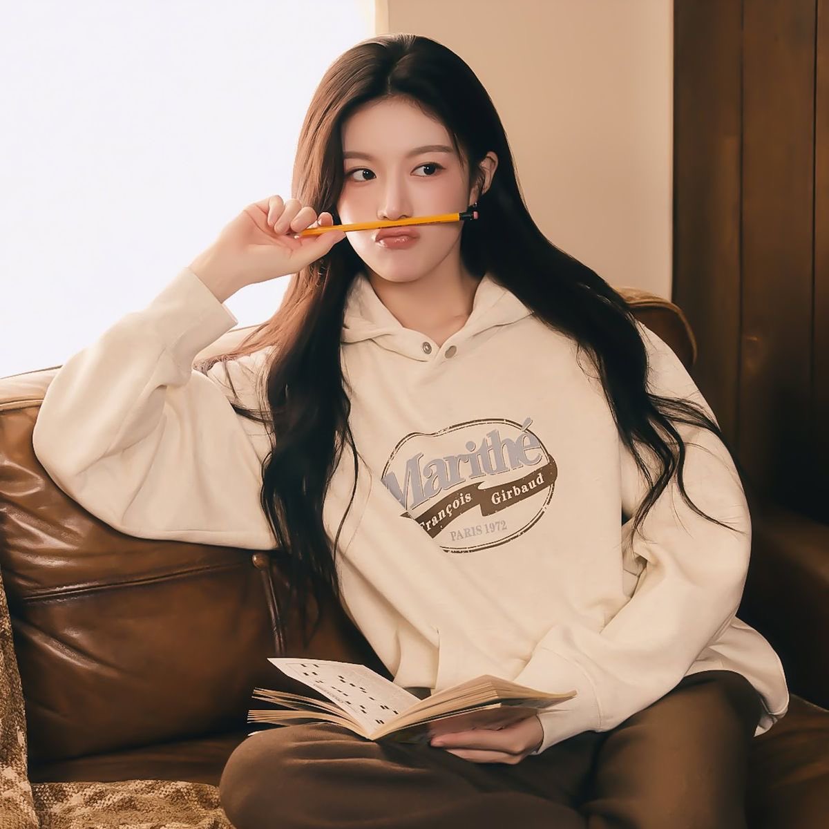 𝐁𝐔́𝐒𝐐𝐔𝐄𝐃𝐀 𝐃𝐄 𝐏𝐄𝐑𝐒𝐎𝐍𝐀𝐉𝐄. 
 
—— 〝  pj fem. 
—— 〝  fc sugerido 〟Go Youn-jung. 
—— 〝  hija de Apolo Greengrass y Harper Green. 
—— 〝  actividad
—— 〝  edad entre 28-29 años. 
—— 〝 ғʀᴇᴇʀᴏʟ ⧽ ᴛʀᴀᴍᴀ ᴇɴ ᴍᴅ

✧. ╱    ʀᴛ. ↺ ᴍɢ.