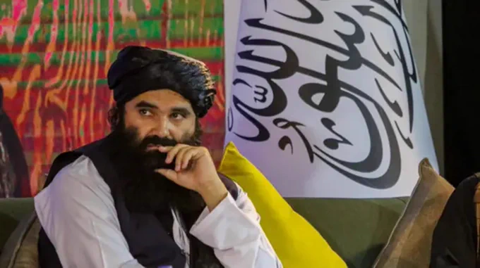 ادعای عجیب پولیس طالبان: مردم عکس سراج الدین حقانی را می بوسند