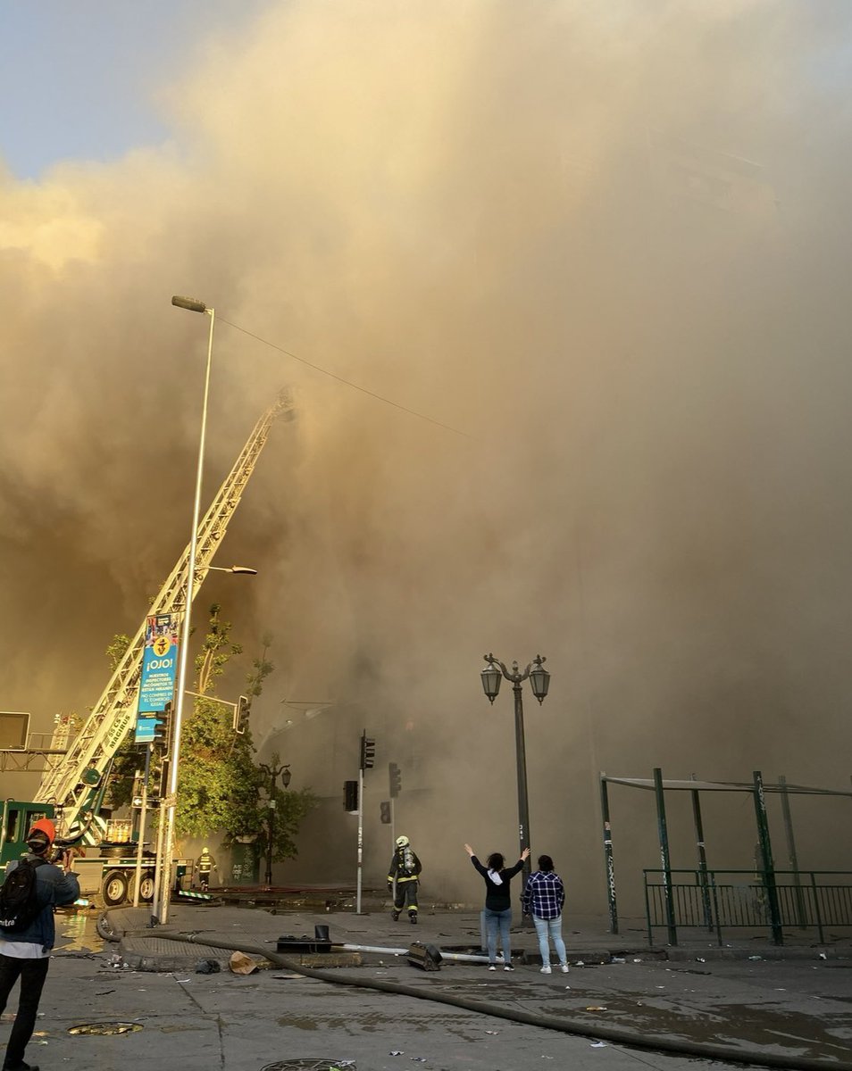 Mañana la fiscal Chong comienza un nuevo juicio en contra de otro <a href="/Carabdechile/">Carabineros de Chile</a> 
Esta vez es el turno del capitán Pablo Carvajal por un hecho ocurrido el 28 de octubre del 2019, cuando los manifestantes pacíficos querían tomarse la Moneda.
Ese día quemaron toda la esquina de La