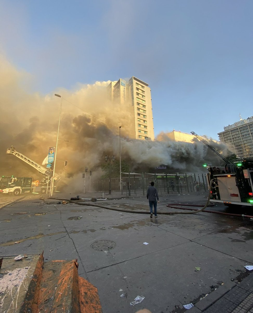 ClaudioCrespoG's tweet image. Mañana la fiscal Chong comienza un nuevo juicio en contra de otro @Carabdechile 
Esta vez es el turno del capitán Pablo Carvajal por un hecho ocurrido el 28 de octubre del 2019, cuando los manifestantes pacíficos querían tomarse la Moneda.
Ese día quemaron toda la esquina de La…