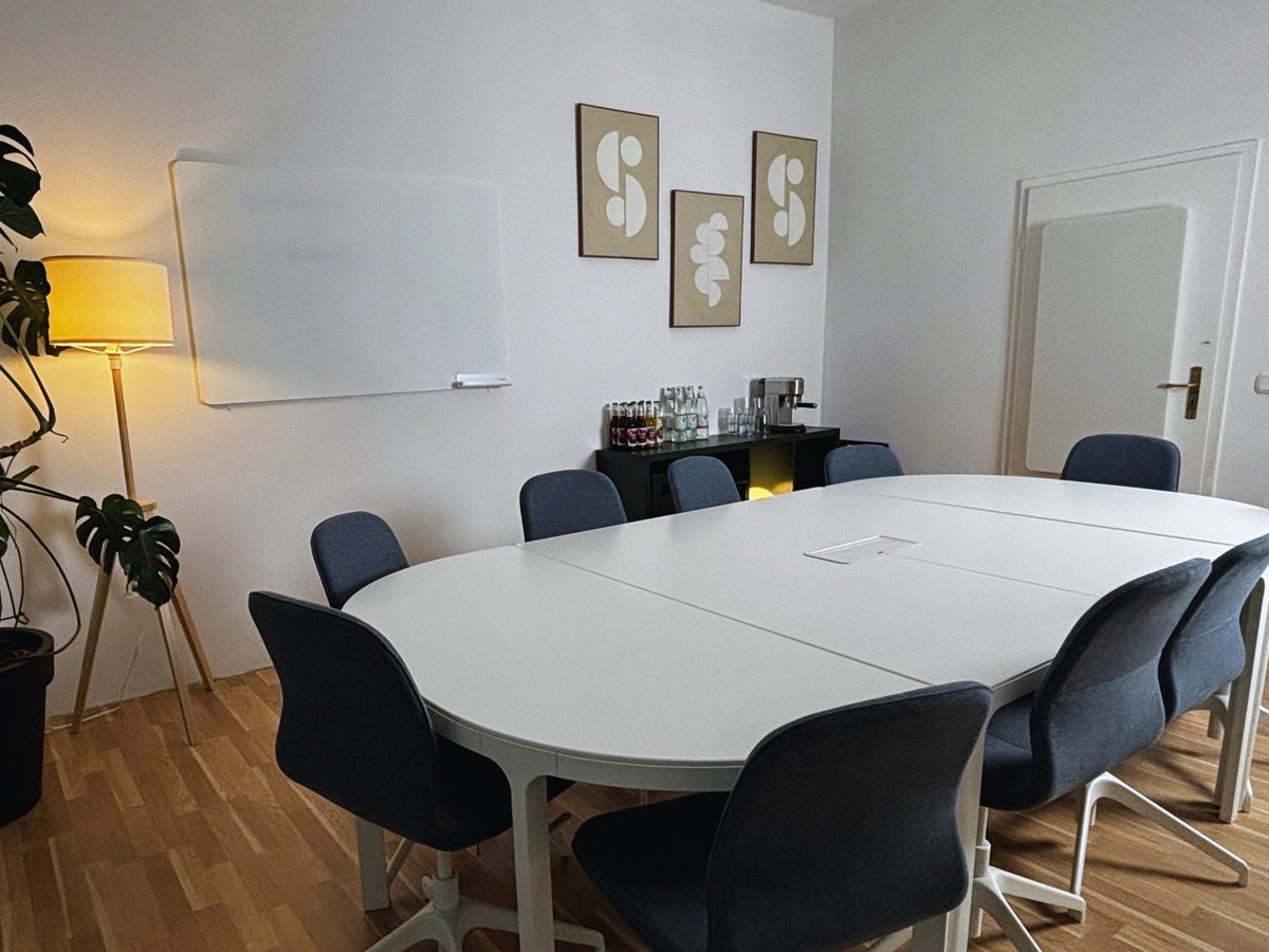 podcastDe's tweet photo. 🎙️ Ruhige Ort für dein nächstes Meeting, Workshop oder kreatives Brainstorming in Berlin!

Unser Seminarraum in Berlin Mitte (Brunnenstraße 29) ist perfekt für bis zu 13 Personen – ideal für:

✅ Workshops &amp; Schulungen  
✅ Team-Meetings &amp;... https://t.co/qKmbsGvG8M https://t.co/LiYqUYwl4A