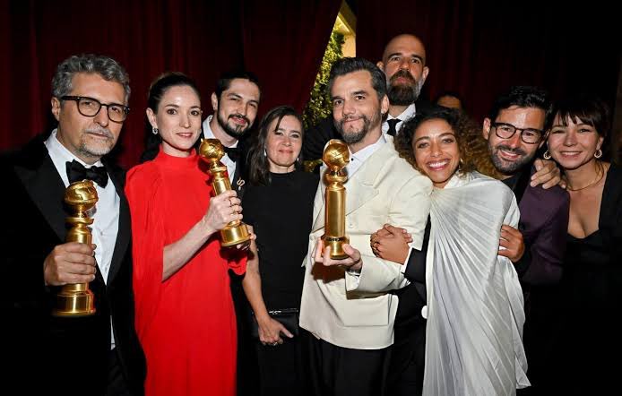 margotroebbie's tweet image. mi gente latino ❤️🥹