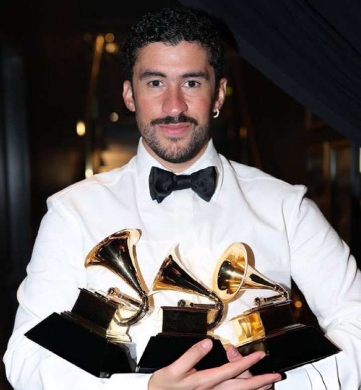 margotroebbie's tweet image. mi gente latino ❤️🥹