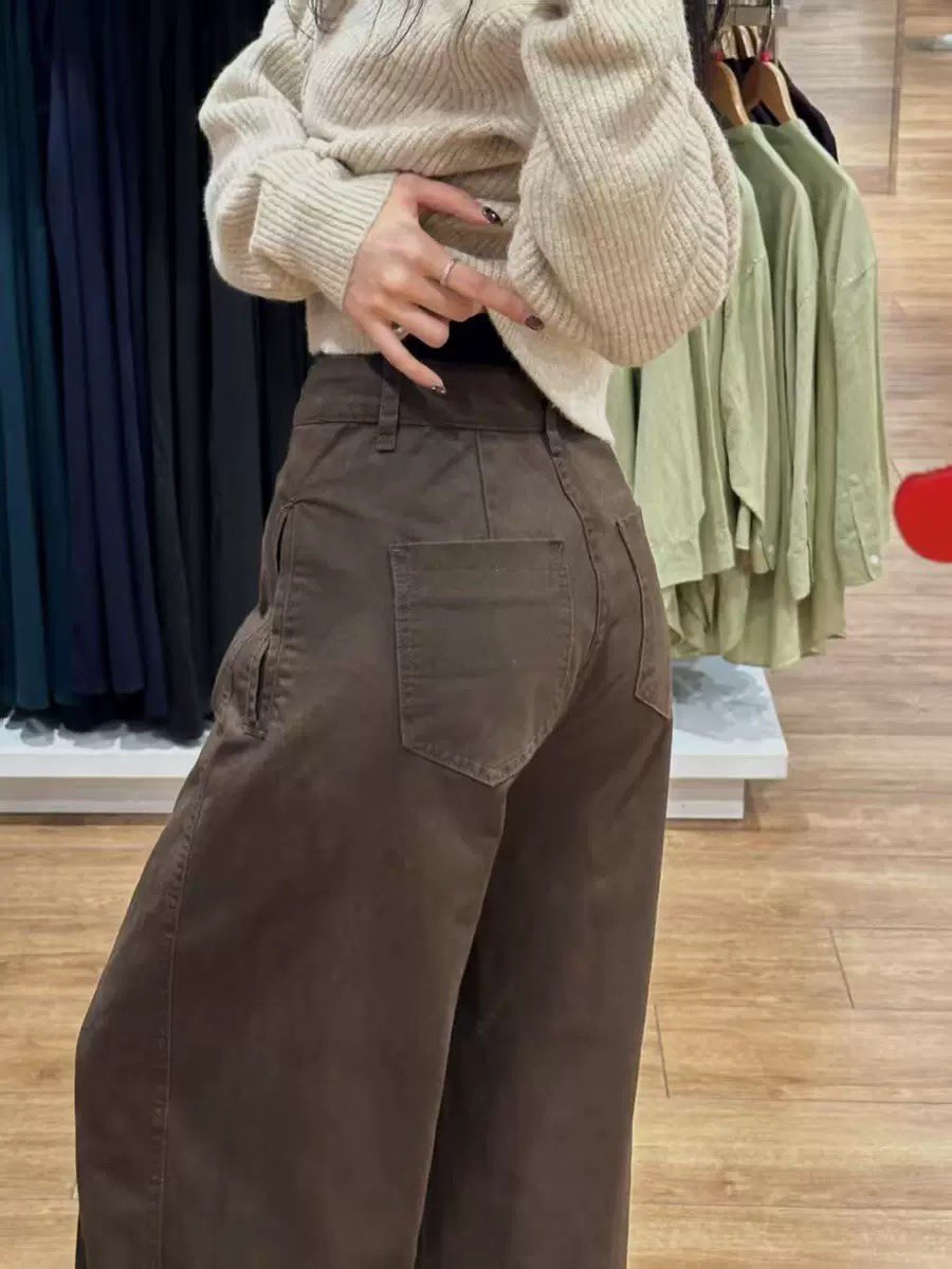 ถ้านี่ไม่ใช่ยีนส์น้ำตาลที่ทรงสวยที่สึดด ดีไซน์เป็นเส้นตัดตรงที่ช่วงขา ทำให้ดูขาเรียวสวยมากขึ้น 50% เลยหล่ะ ไม่แปลกใจที่พสฮิตกันหนักมาก ไม่ต้องประโคมเยอะ รักกกกก