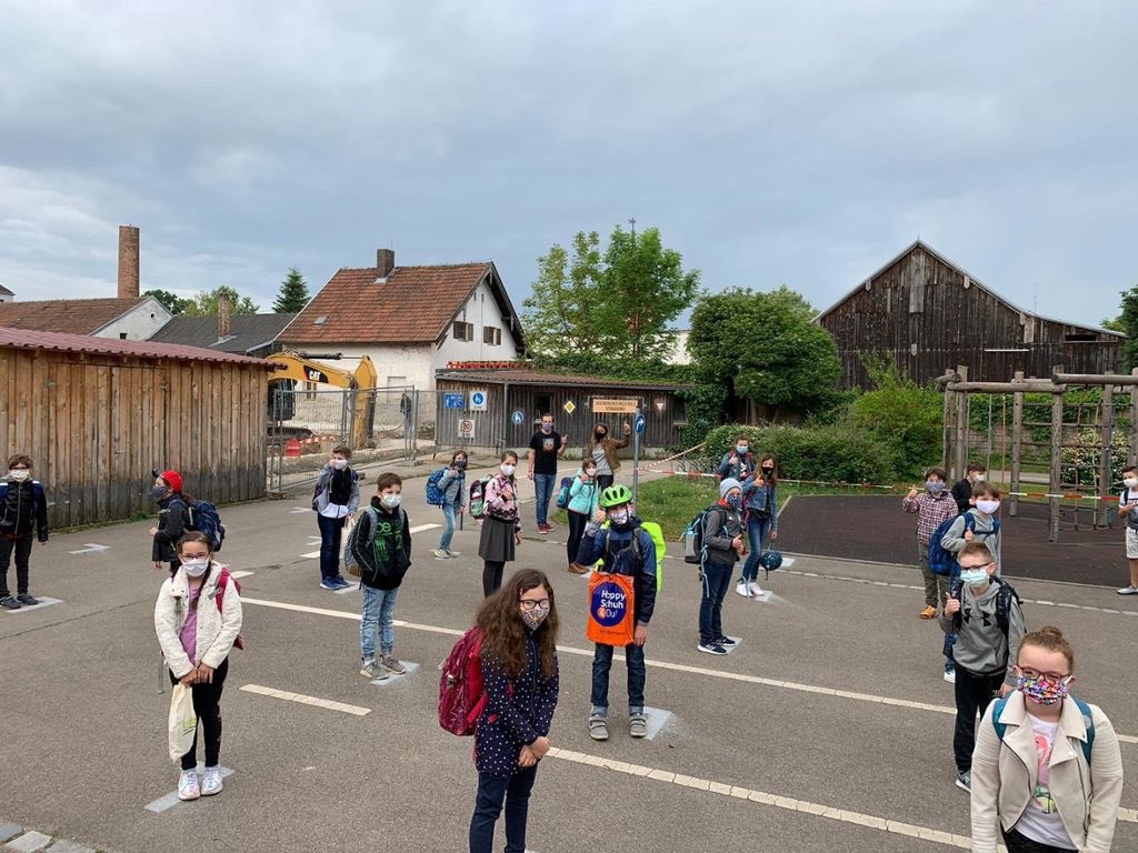 Suche die verrücktesten deutschen Corona Absurditäten aus 2020/2021.

Einbahnstraßen um den See oder beim Bäcker, Abstandshölzer, Hygienewahn an Schulen oder Kiga... Je verrückter desto besser ;)

Gerne unter diesem Post zuspammen👇

Tausend Dank 🙏 
Gern auch Retweet