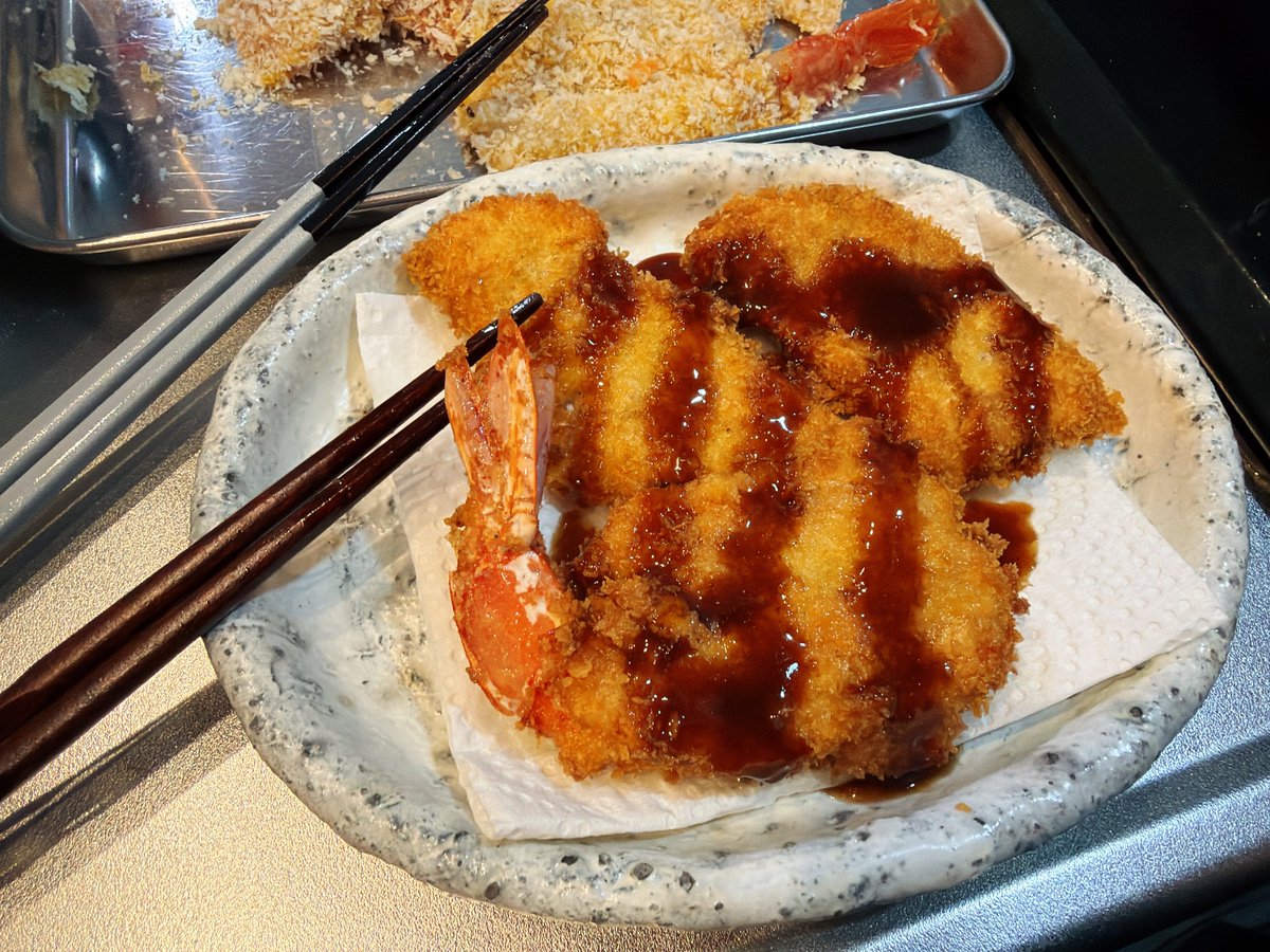 昨日寿司握っちゃったから恵方巻きなんて作れませんでした( 'ω')ｸｯ!
余ったネタをフライにしながら台所で立ち飲み🍻
こういうのがいっちゃん美味い  #おうちごはん