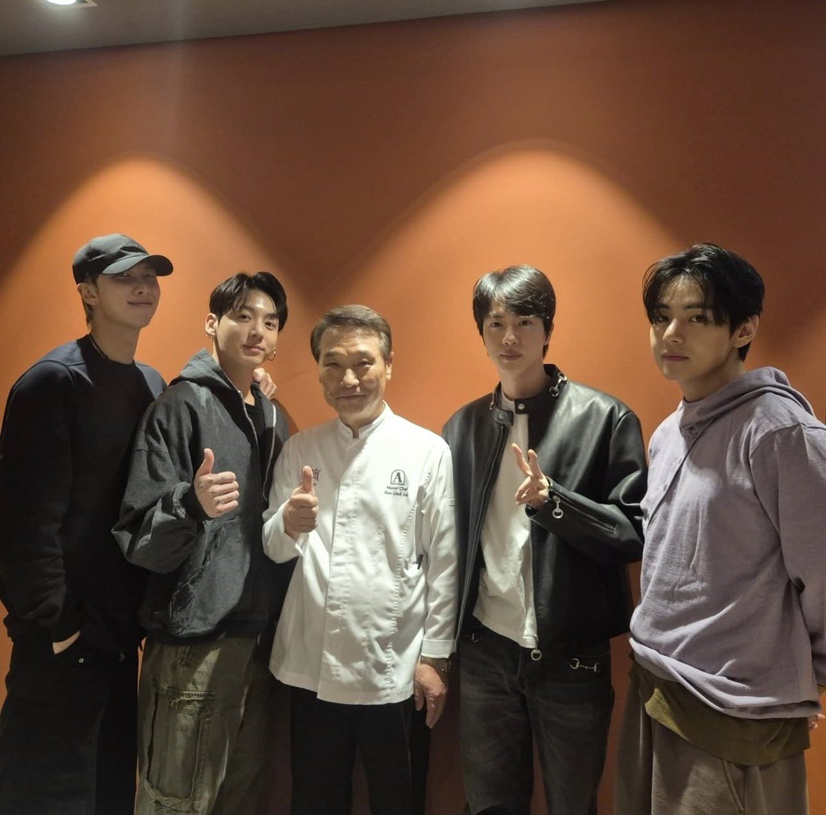 Chef Hou เชฟระดับมิชลินจากรายการ Culinary Class Wars บน Netflix โพสต์ภาพทาง IG ร่วมกับ จองกุก, วี, จิน และ RM

“อยู่กับสตาร์ระดับโลก ⭐️⭐️⭐️⭐️ ผมเองก็เป็นแฟนคลับเหมือนกันครับ”

#JUNGKOOK #정국