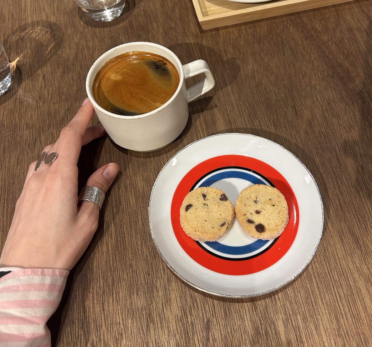 レースタイツにカラータイツをレイヤードするのにハマっている。脚がちょっとふっくらするのもキュートじゃん