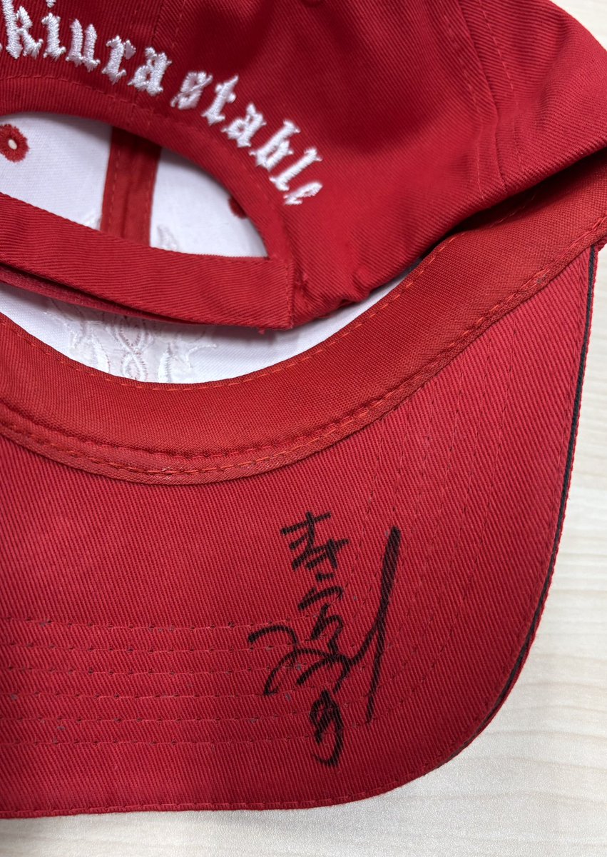 今週のお客様、牧浦充徳調教師ご提供の厩舎オリジナルキャップをサイン