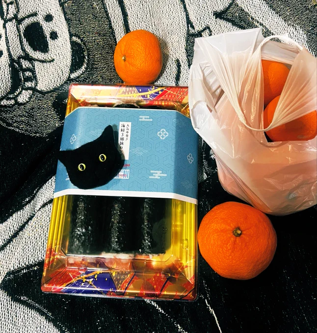 友達が恵方巻きとみかんくれた! そして猫にチュールをあげて帰っていった