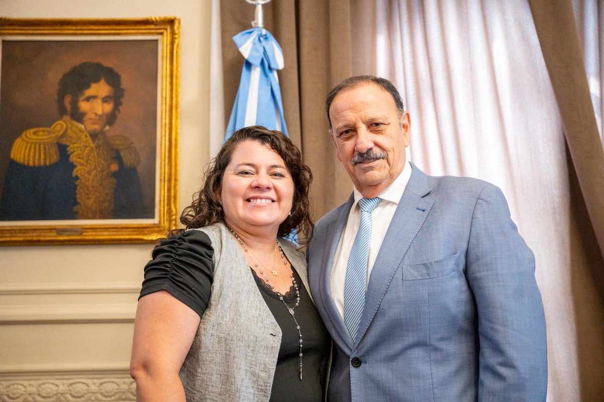 En medio de una intensa agenda de trabajo para planificar el año con los intendentes e intendentas, seguimos planificando obras y nuevos proyectos para los diferentes departamentos de La Provincia.
Me reuní con Laura Carrizo, intendenta de Rosario Vera Peñaloza, para analizar la