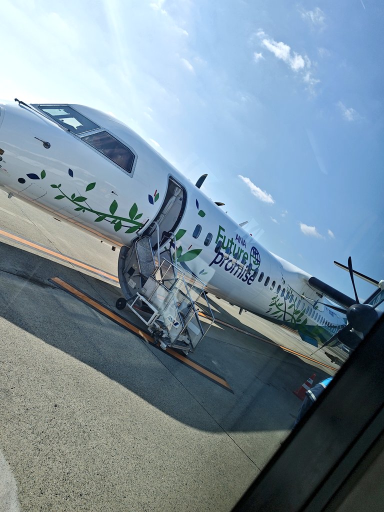 8836m's tweet photo. 推し活旅行で大阪！
初のプロペラジェット機でした(笑) https://t.co/EplAFAlwdt
