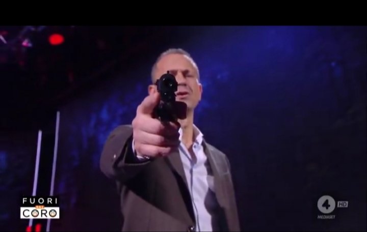 Lo dico a favore degli sfortunati che non hanno ancora capito: se passa il #decretosicurezza e lo scudo penale per le ff.oo., la prossima volta che protesterete per l'odiato lockdown, i mitomani in divisa non esiteranno un attimo a puntare la pistola proprio contro di voi. Prego.