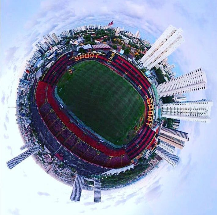 A Arena Pernambuco é um passivo para o nosso estado.
A Arena da Copa deveria ter sido construída na Ilha do Retiro.
• 14 hectares no coração do Recife
• Entroncamento das principais artérias viárias: Agamenon x Abdias x Caxangá
• Próxima ao metrô e ao terminal integrado da RMR