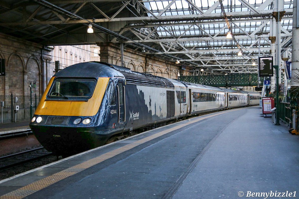 Bennybizzle1's tweet image. #HighspeedTuesday inter7city HST headed up by 43144 awaits its next duty at Edinburgh Waverley station on Sunday afternoon. Excellent livery on these @ScotRail sets.