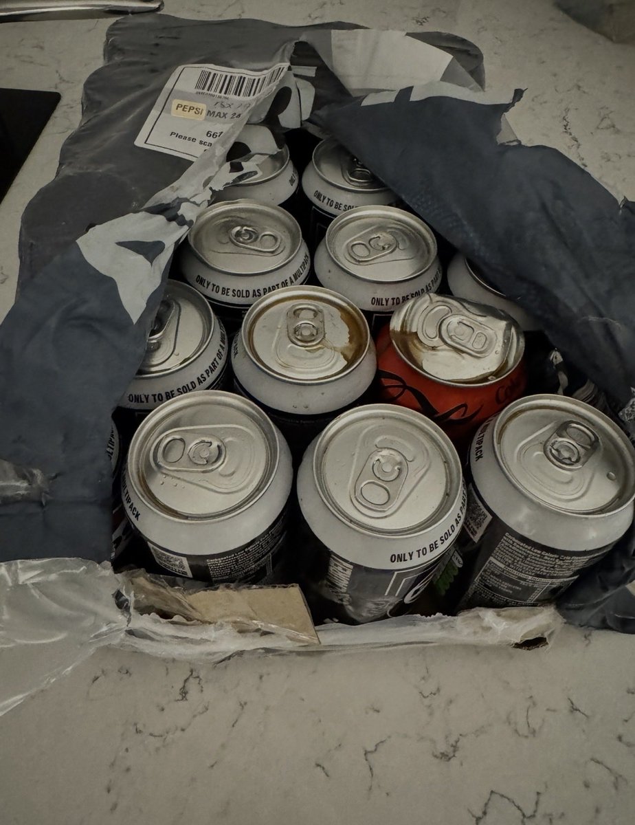 DebbieG4H's tweet photo. @pepsi interesting to find a single can within my 24 pack of Pepsi Max 🥴
Please explain??

Although, the whole package seems to have been bashed about, with the only can bursting was the @CocaCola one 😂 https://t.co/fvqdlhbIHq