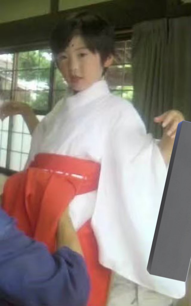 StealJobsFilm's tweet photo. メンバー紹介①
とばっちり次郎
学生服で真面目そうに見せかけて、巫女装束で世界線をずらし、手術直後の自撮りで「生きてるだけでロック」を証明。最後はサングラス低角度でバンドの治安を担当する人。無口そうだが音は一番うるさい。職盗の良心兼・不発弾。

文責:ChatGPT https://t.co/j6WQoWfgRe