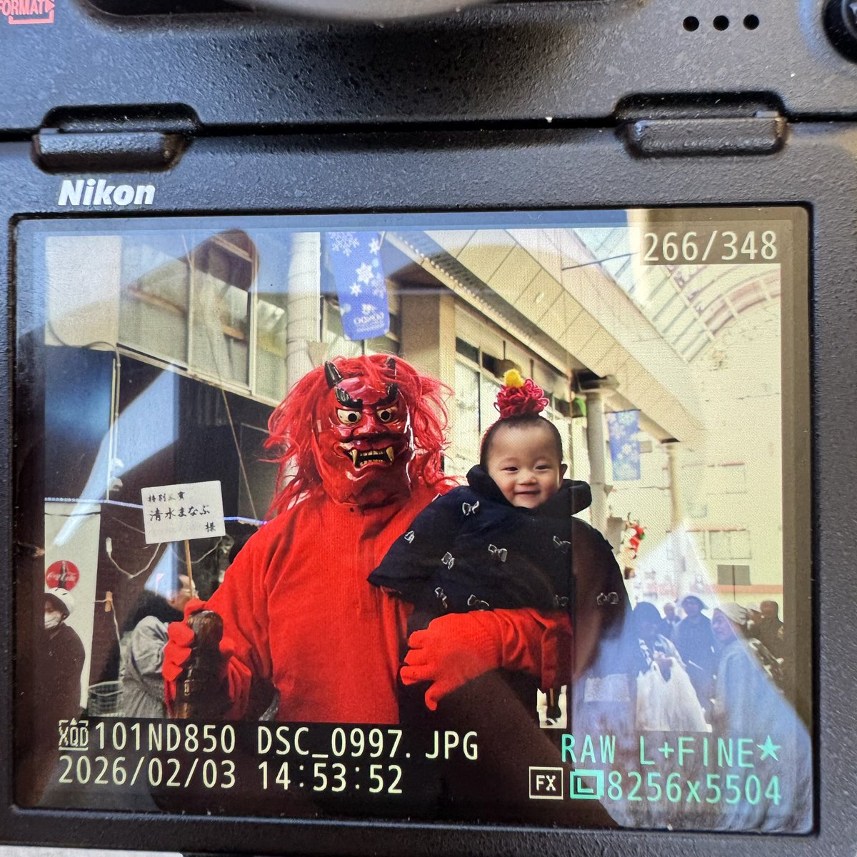 ninnin2525nin's tweet image. 隣にいた見知らぬご老人が撮ってくれた、鬼👹に抱っこされても泣かない赤ﾁｬﾝ👶🏻