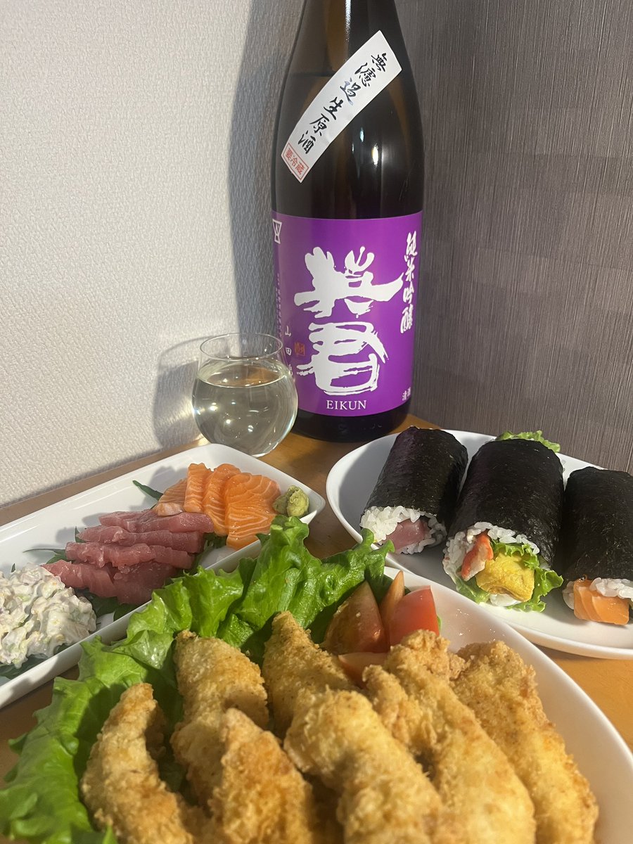 日本酒沼にハマるきっかけとなった『紫の英君』の季節となりました🍇
恵方の南南東を見ながら🍶
熟して華やかな葡萄の香り、瑞々しい葡萄のジューシー感と優しい甘味、後味はキレよくスッキリ！
やっぱりメッチャ美味しい🤩
#紫の英君 #純米吟醸 #無濾過生原酒 #山田錦 #静岡市清水区由比 #英君酒造
