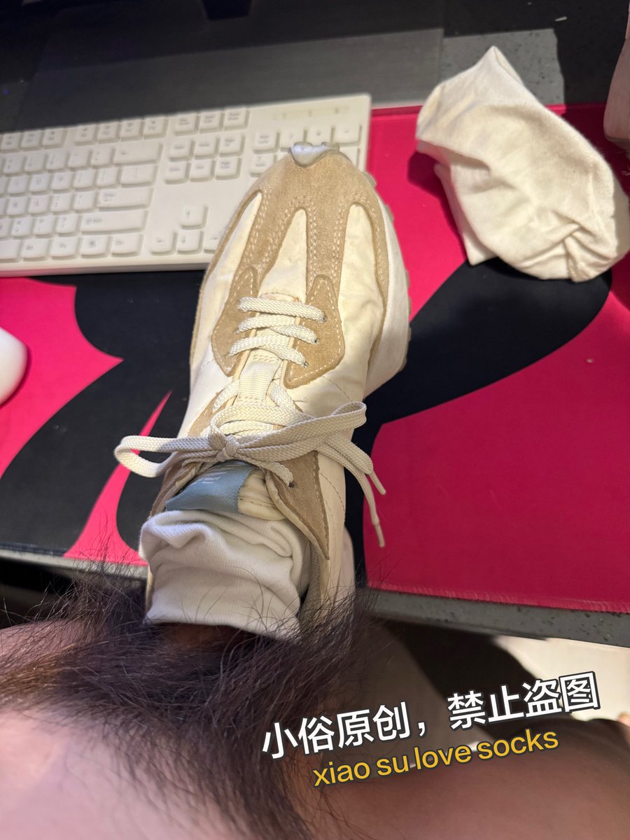 xs14441's tweet photo. 给你们看看这个鞋垫，闻她的鞋垫那味道更加浓烈了，袜子应该是今天刚穿的，还带着她的体香味呢，由于是朋友媳妇还加上明天她还要穿，就带tt体验一下好了，想着今天一起打羽毛球的情景，闻着这个臭鞋子和体香袜子，没几分钟就s了 https://t.co/81l0EMYPpW
