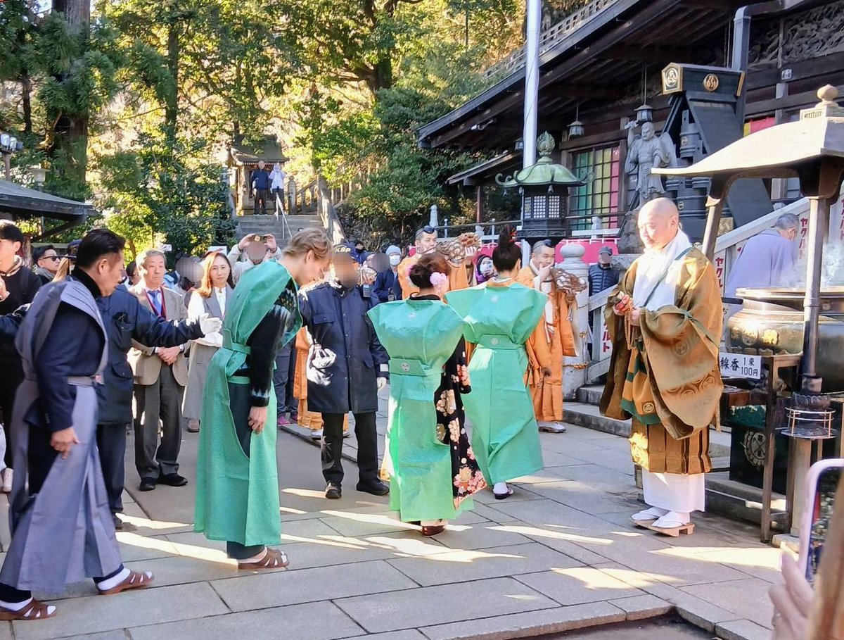 おばの動画は興奮で(笑)
おじが撮ったユチョンの綺麗な一礼を……
ユチョンらしい写真をありがとう^^