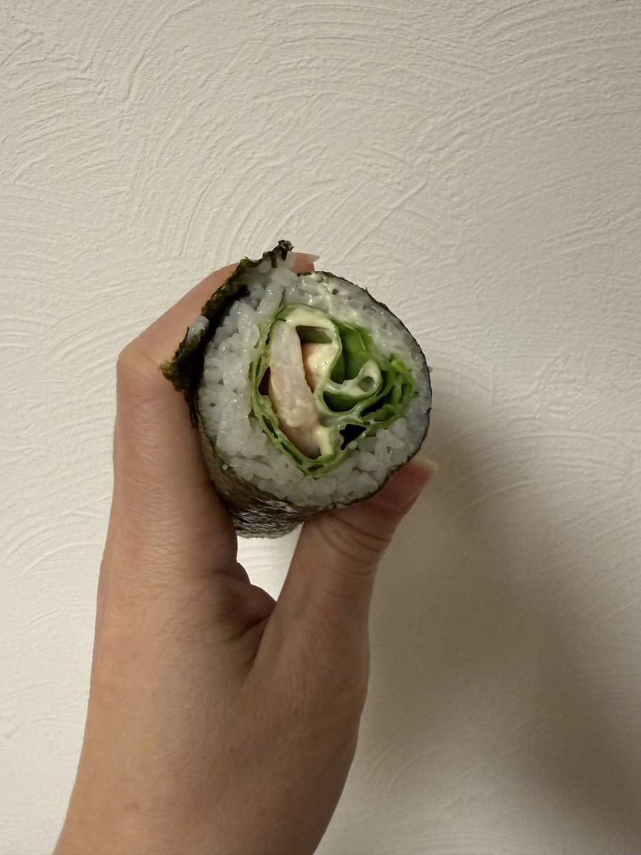 #宮崎日々新聞 
昨日のことば舞うエッセーのテーマは
節分でした。
今年の恵方巻き宮崎名物レタス巻きで♬