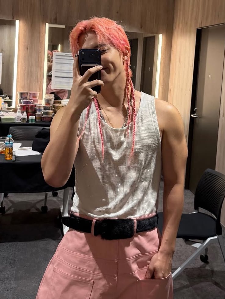 this seungcheol mirror selfie