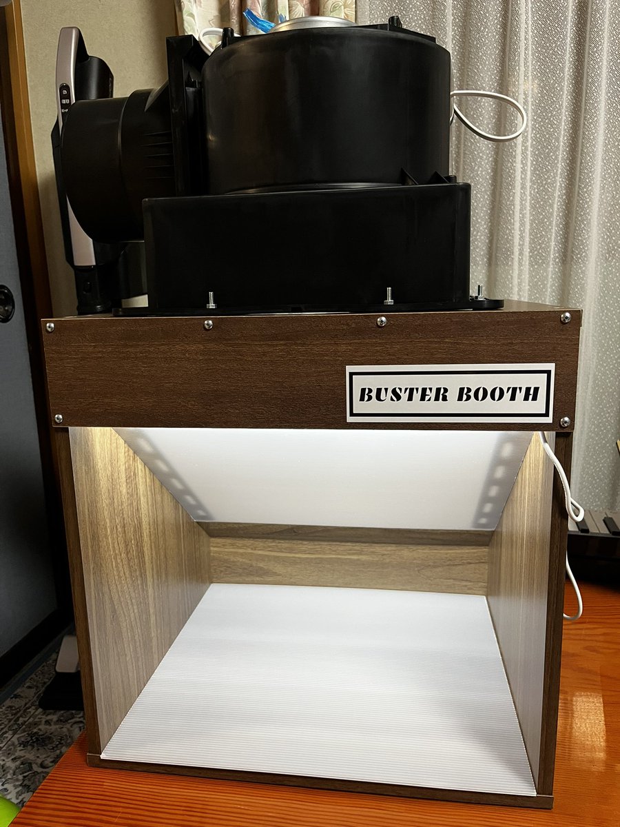 購入していただきました。ミドルエンドモデルの天井設置型塗装ブースに